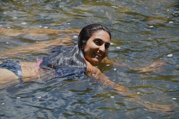 Mujer feliz en el río