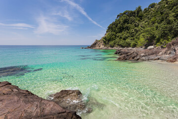 Fototapeta na wymiar beach with rocks and turquoise sea, beautiful tropical sea in thailand.