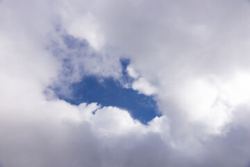 Der Himmel reißt auf