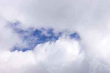 Der Himmel reißt auf