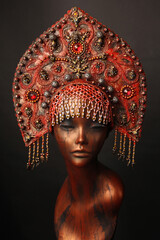 Female Mannequin in bronze crown 