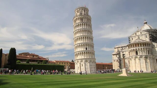 Pisa: Square of Miracles (Piazza dei Miracoli ) with Leaning Tower an tourists