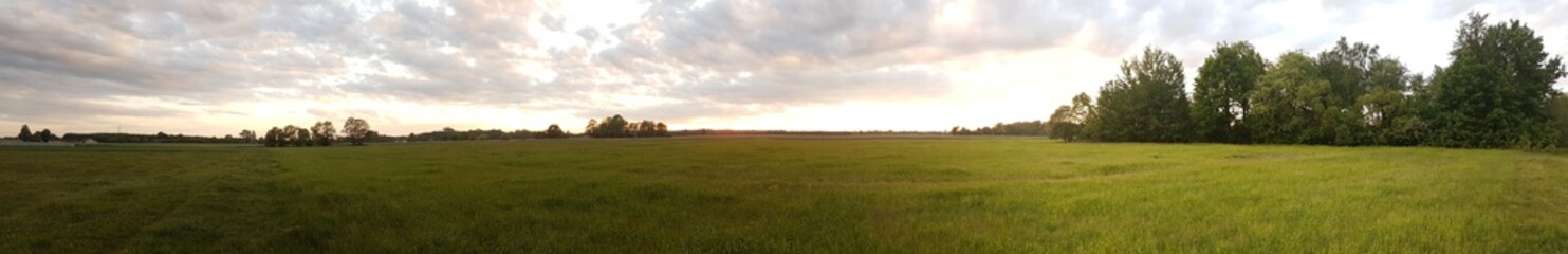 Pochmurny wieczór. Panorama