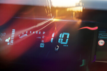 vitesse voiture rouler route circuler respecter limiter radar sécurité interdiction respect amende flash automobile circulation partir départ