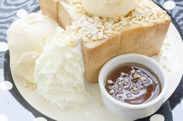 Honey Toast, Consists of bread topped with honey and ice cream