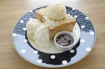 Honey Toast, Consists of bread topped with honey and ice cream
