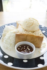 Honey Toast, Consists of bread topped with honey and ice cream