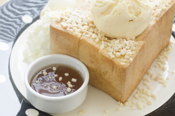 Honey Toast, Consists of bread topped with honey and ice cream