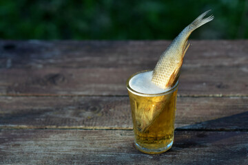 Пиво в гранёном стакане с сушёной рыбой © Alex