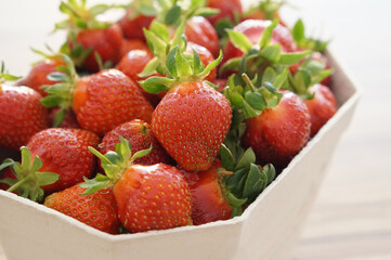 Erdbeerkorb mit leckeren frischen roten Erdbeeren