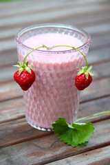 Erdbeermilchshake mit Früchten