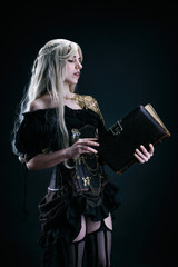 Jeune femme blonde, lisant un livre, de profil