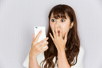 スマートフォン・驚く女性