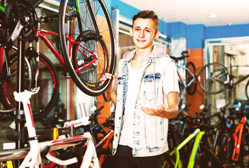 Obraz premium teenager choosing new bicycle