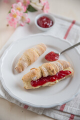 Kipferl mit Marmelade und Butter