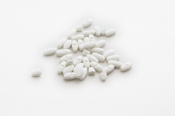 Fototapeta na wymiar Group of whitel pills isolated on white