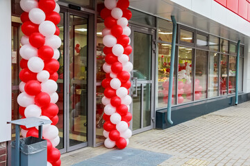 Entrance to supermarket decorated with baloons