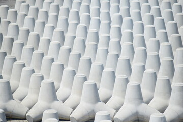 Obraz premium Blok hydrofobowy / betonowy blok instalowany w celu oblicowania, np. Wybrzeża i rzeki. Łącząc i układając dużą liczbę bloków wzdłuż wybrzeża, można tłumić i rozpraszać energię fal. Ponadto blok ten zapewnia złożoną i zróżnicowaną przestrzeń życiową w wodz