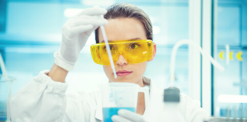 Donna in laboratorio ricerca o analisi, chimica e scienza