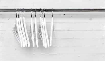 Chaotically places hangers on the rack