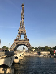 Fototapeta na wymiar View of the Eiffel Tower in Paris