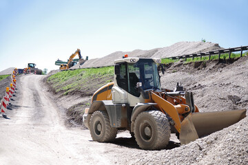 Baustelle, Bauarbeiten mit Bagger und Radlader