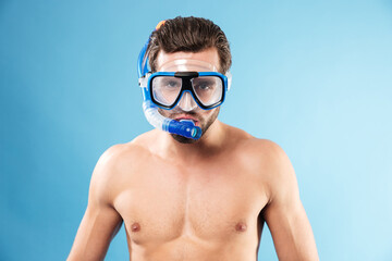 Portrait of a young man wearing swimming mask and snorkel - obrazy, fototapety, plakaty