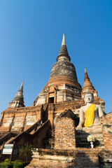 Naklejka premium ワット・ヤイ・チャイ・モンコンの巨大仏塔