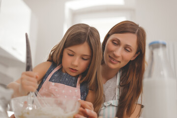 kind mit mama backen kuchen für papa