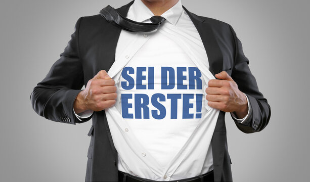 Sei der Erste! / Mann &ouml;ffnet Shirt