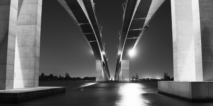 Fototapeta Black and White. The Gateway Bridge (Sir Leo Hielscher Bridges) in Brisbane, Queensland, Australia.