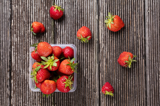 Schachtel mit Erdbeeren und Erdbeerfrüchte