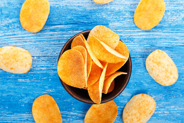 potato chips in a clay plate