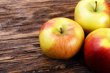 ripe apples on a wooden table, summer harvest, healthy eating.