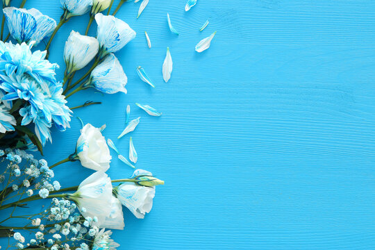 Fototapeta delicate blue flowers arrangement on wooden background. Copy space