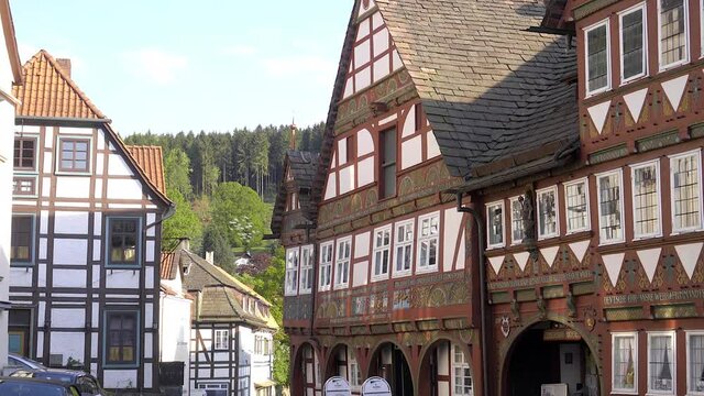 Fachwerk Land Idylle in Dorf Ambiente mit gr&uuml;nen B&auml;umen Slider Aufnhahme