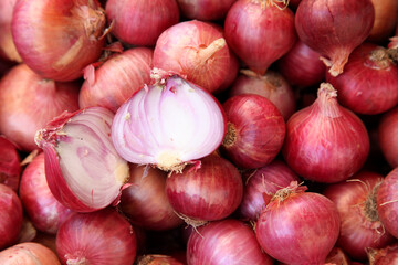 Pile of red onions 