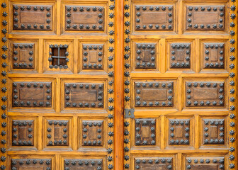 Puerta de madera tachonada