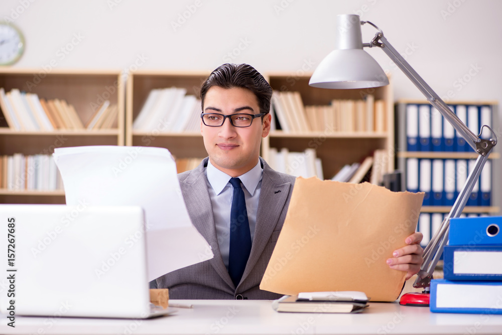 Wall mural businessman receiving letter in the office