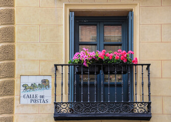 Balcón con flores en la Calle Postas, Madrid, España