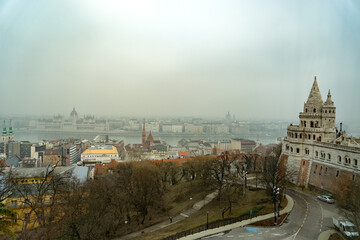 漁夫の砦とブダペストの市街風景