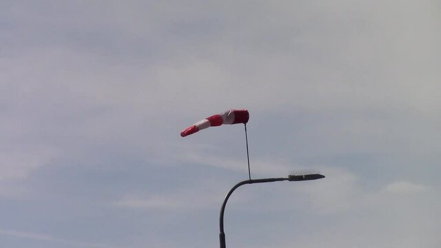 Windsack bewegend im Wind mit Ton