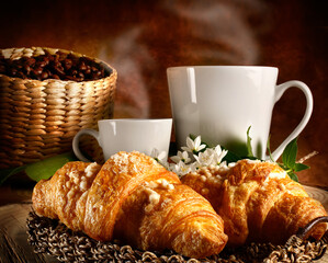 Colazione con caffè e croissant 