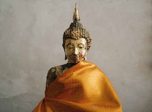 Gold buddha statue