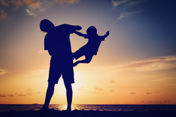 Fototapeta premium father and little son play at sunset