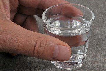 Homme tenant un shot de vodka 