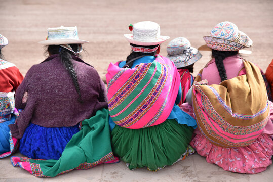 Femmes péruviennes en costume traditionnel à Chivay au Pérou
