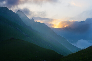Obraz na płótnie Canvas Fog between mountains
