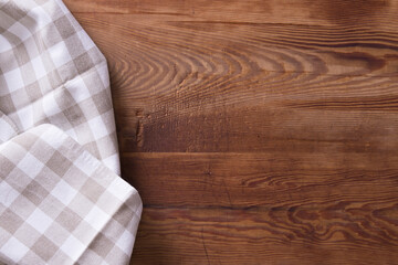 Obrus w kratę na drewnianym stole
