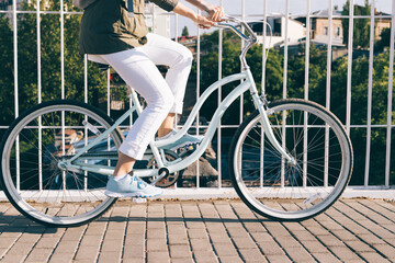 Naklejka premium Trip on a stylish bike around the city on a sunny morning